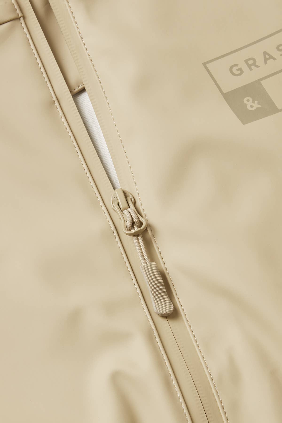 Grass & Air stenfarvet regndragt detaljer