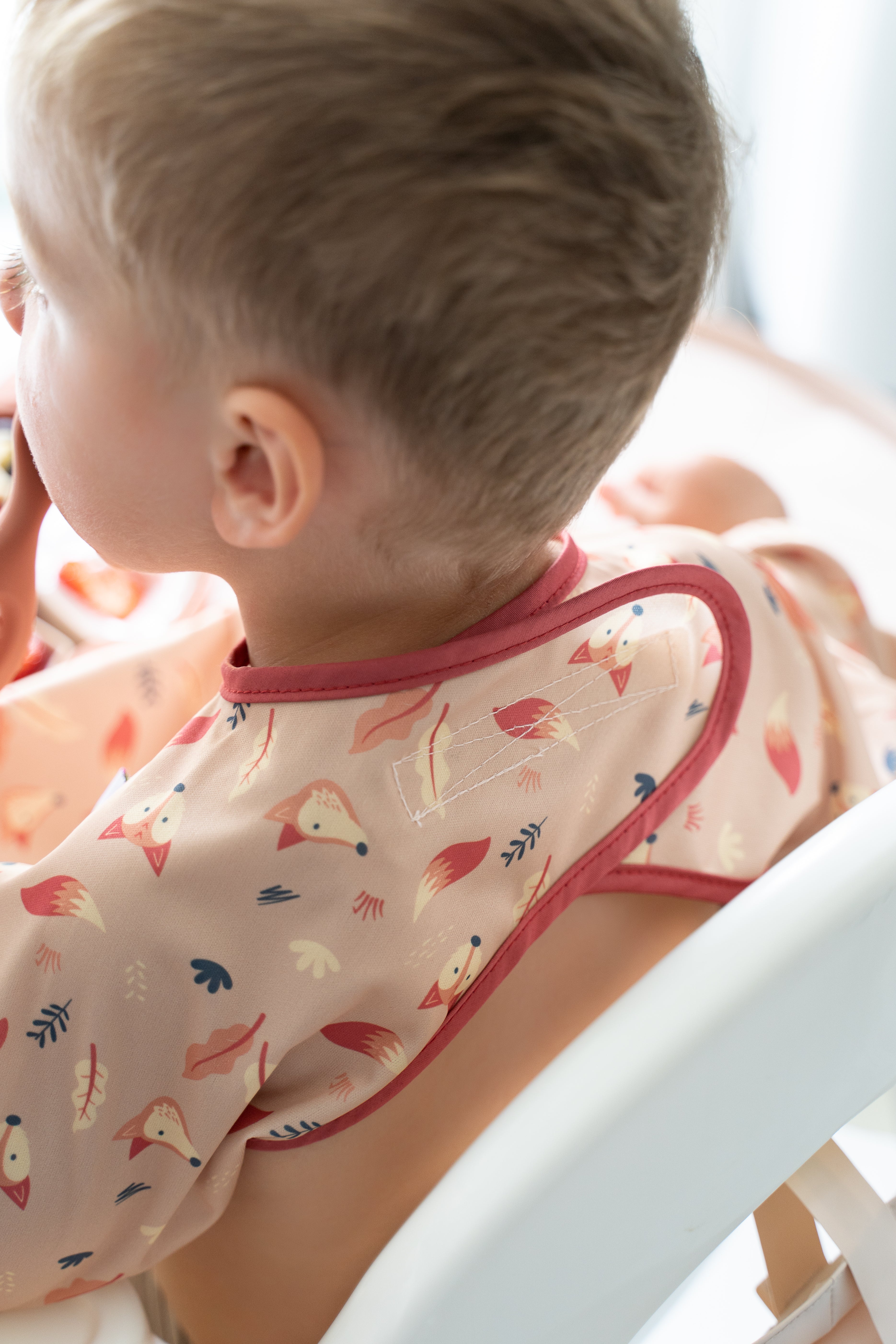 Tidy Tot Hagesmæk og Bakke - SÆT - Sand Ræv - Hagesmæk med ærmer - MamaMilla