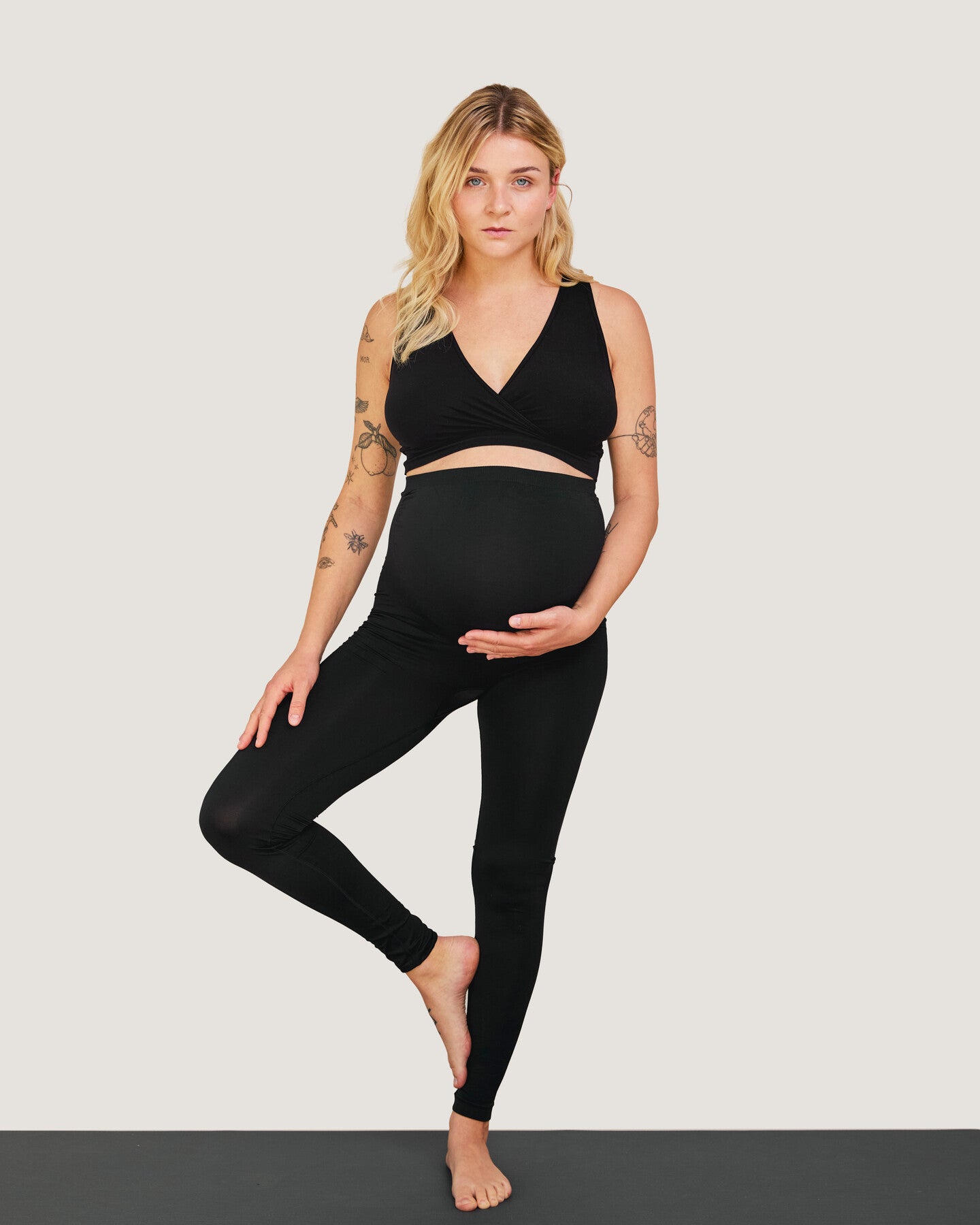 Gravid kvinna gör yoga i Carriwell sömlösa leggings