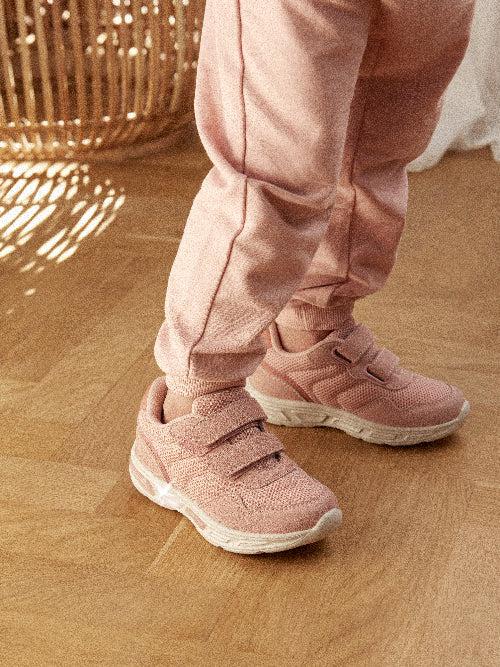 FANTASTISKA lätta sneakers med kardborre och ljus - Misty Rose - skor - MamaMilla