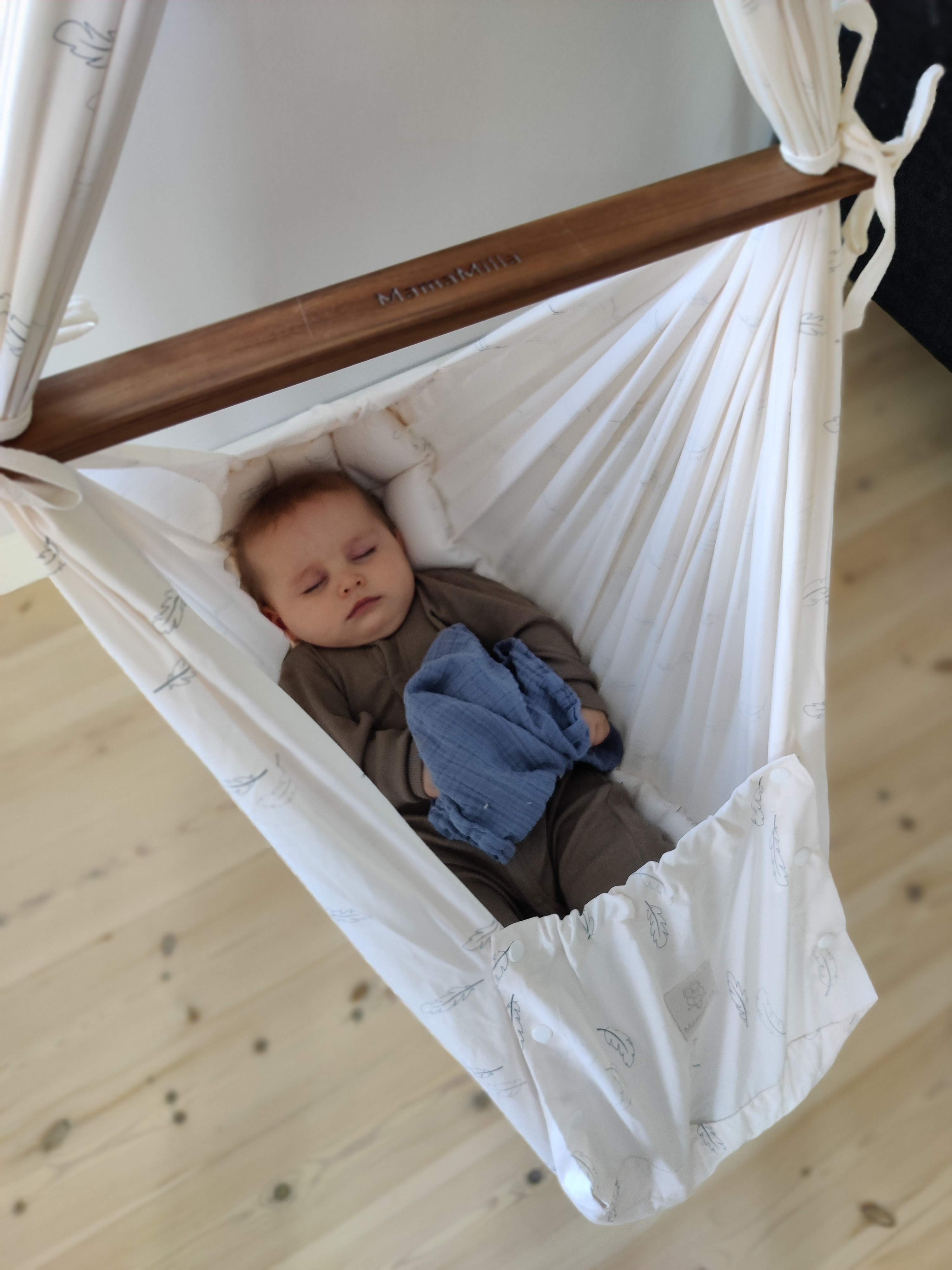 MamaMilla Slingvagga - Rosenfjädrar - Slingvagga - MamaMilla