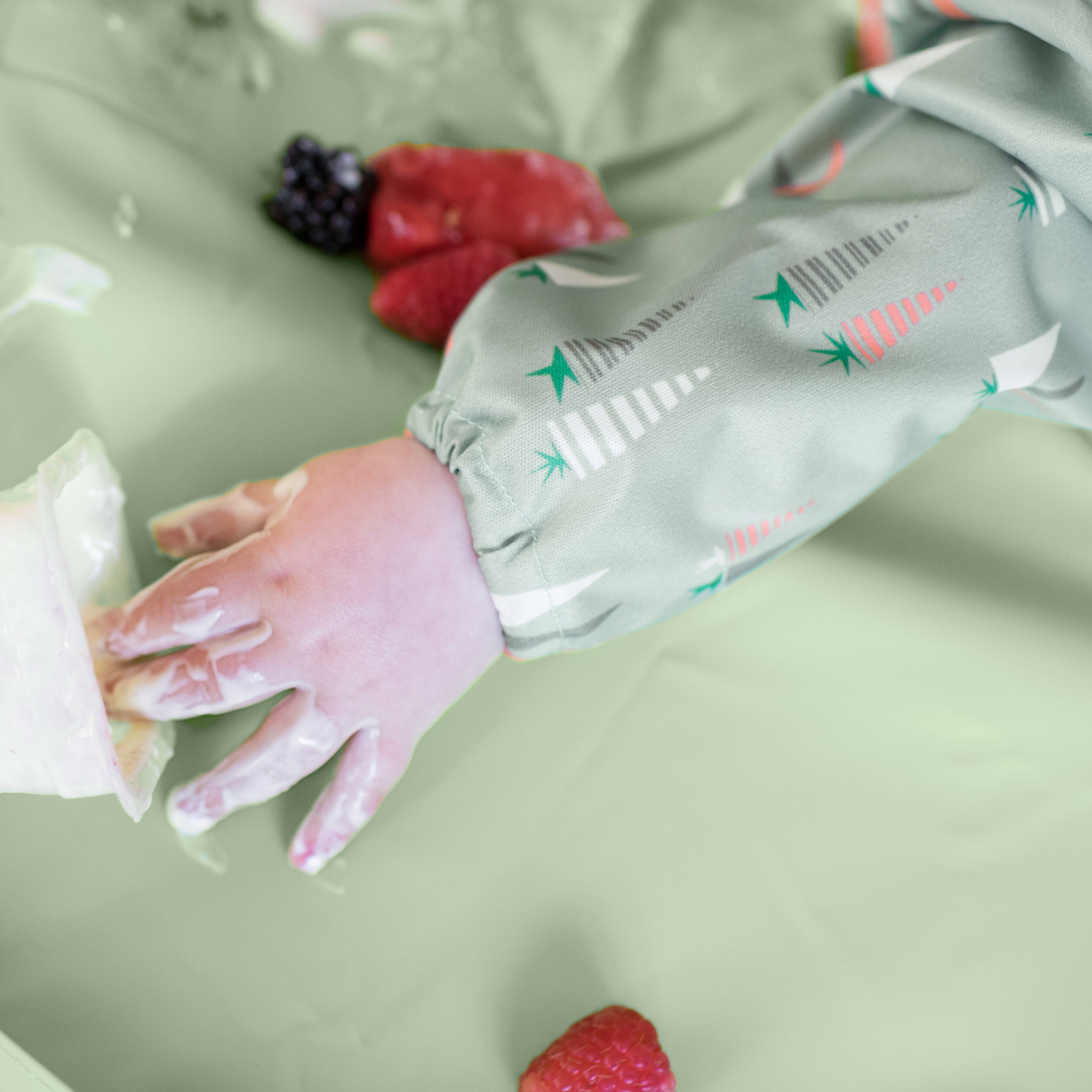 Tidy Tot Hagesmæk med Lange Ærmer til Bakke - Støvet Mint - Hagesmæk med ærmer - MamaMilla