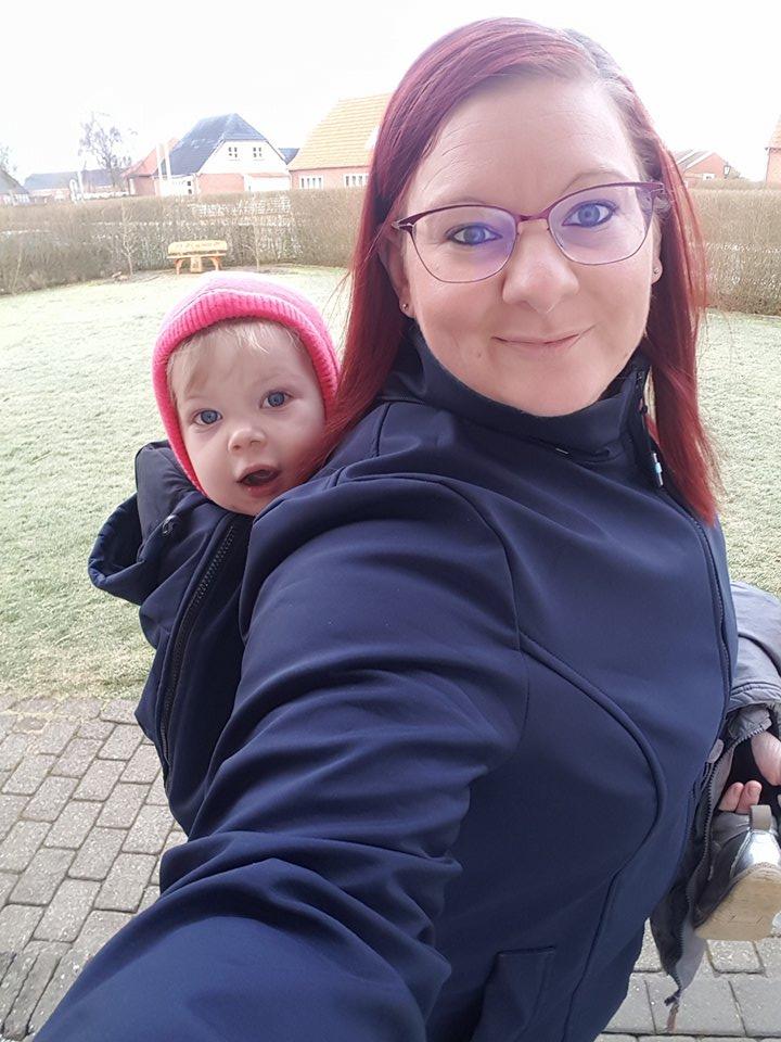 Fun2bemum 4i1 softshell bære- og graviditetsjakke også til rygbæring - Blommefarvet - Bærejakke - MamaMilla