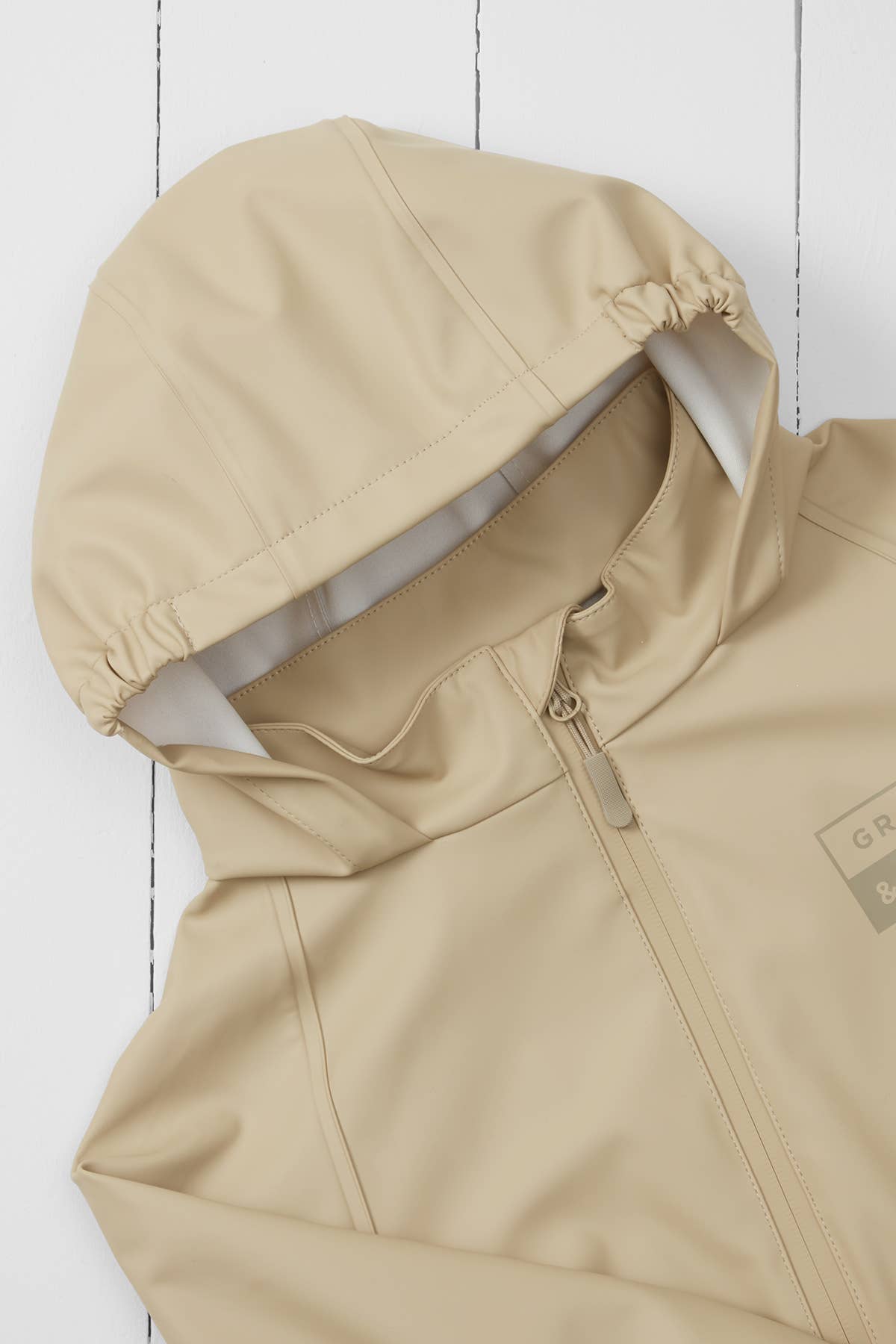 Grass &amp; Air stenfarvet regndragt set fra siden