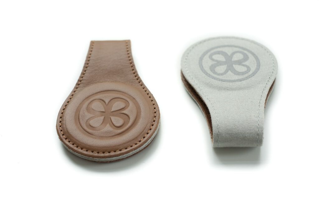 Cloby Magnetic Swaddle Clip - Brunt läder - Swaddle Clips - MamaMilla
