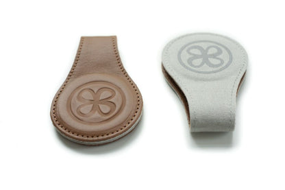 Cloby Magnetic Swaddle Clip - Brunt läder - Swaddle Clips - MamaMilla