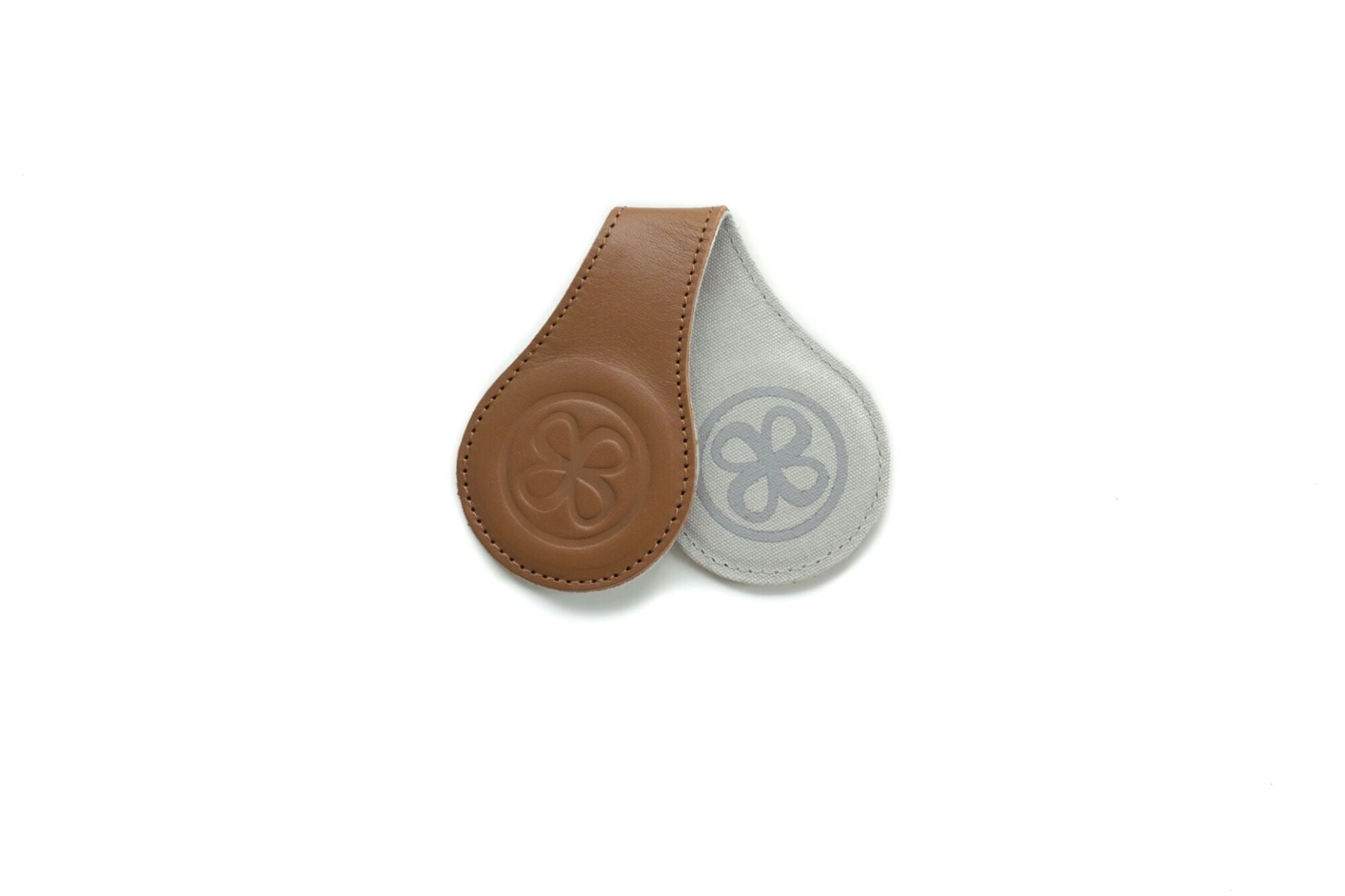 Cloby Magnetic Swaddle Clip - Brunt läder - Swaddle Clips - MamaMilla