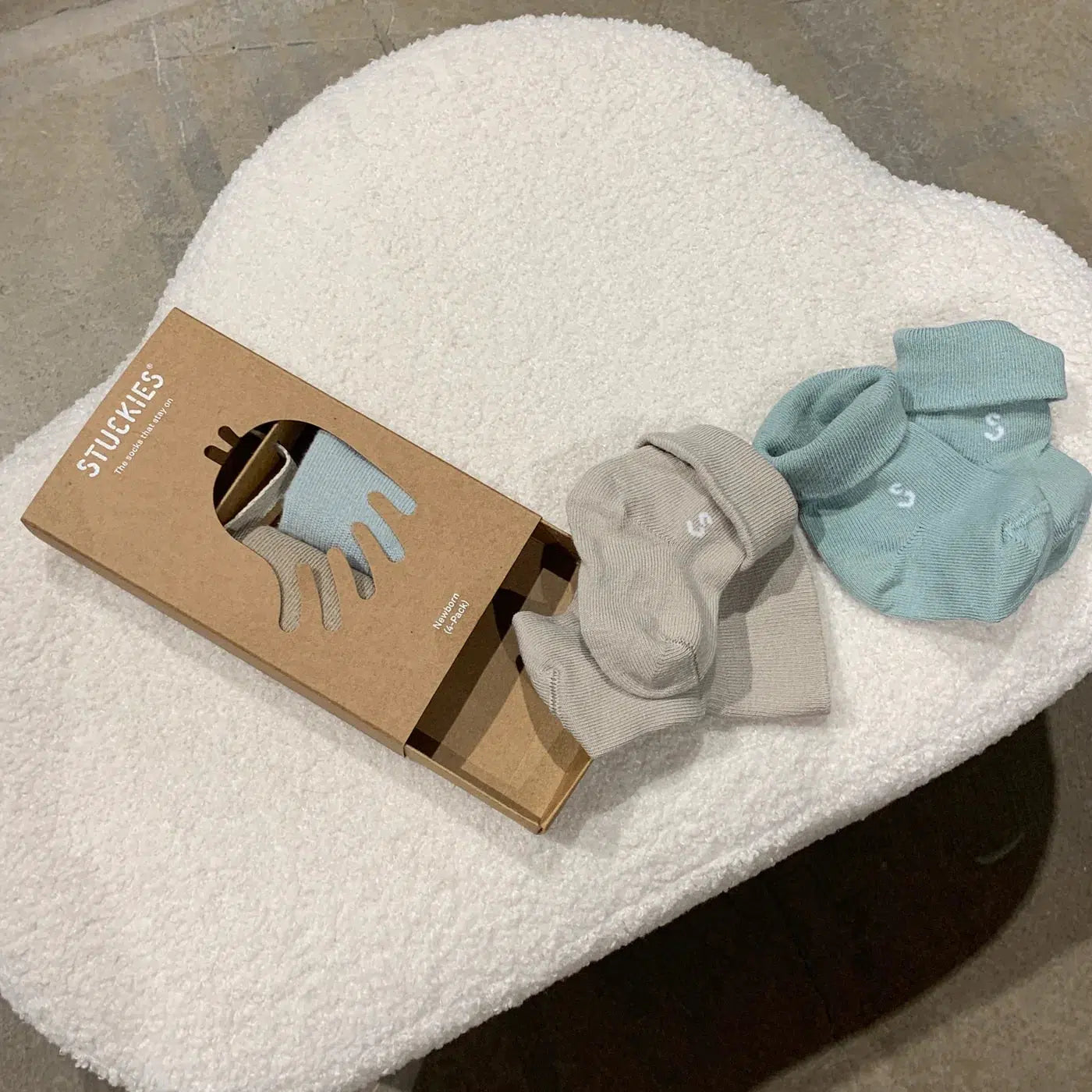 STUCKIES strumpor för nyfödd med sömlös tå och "stay on" - 4-pack - Tides - Strumpor - MamaMilla