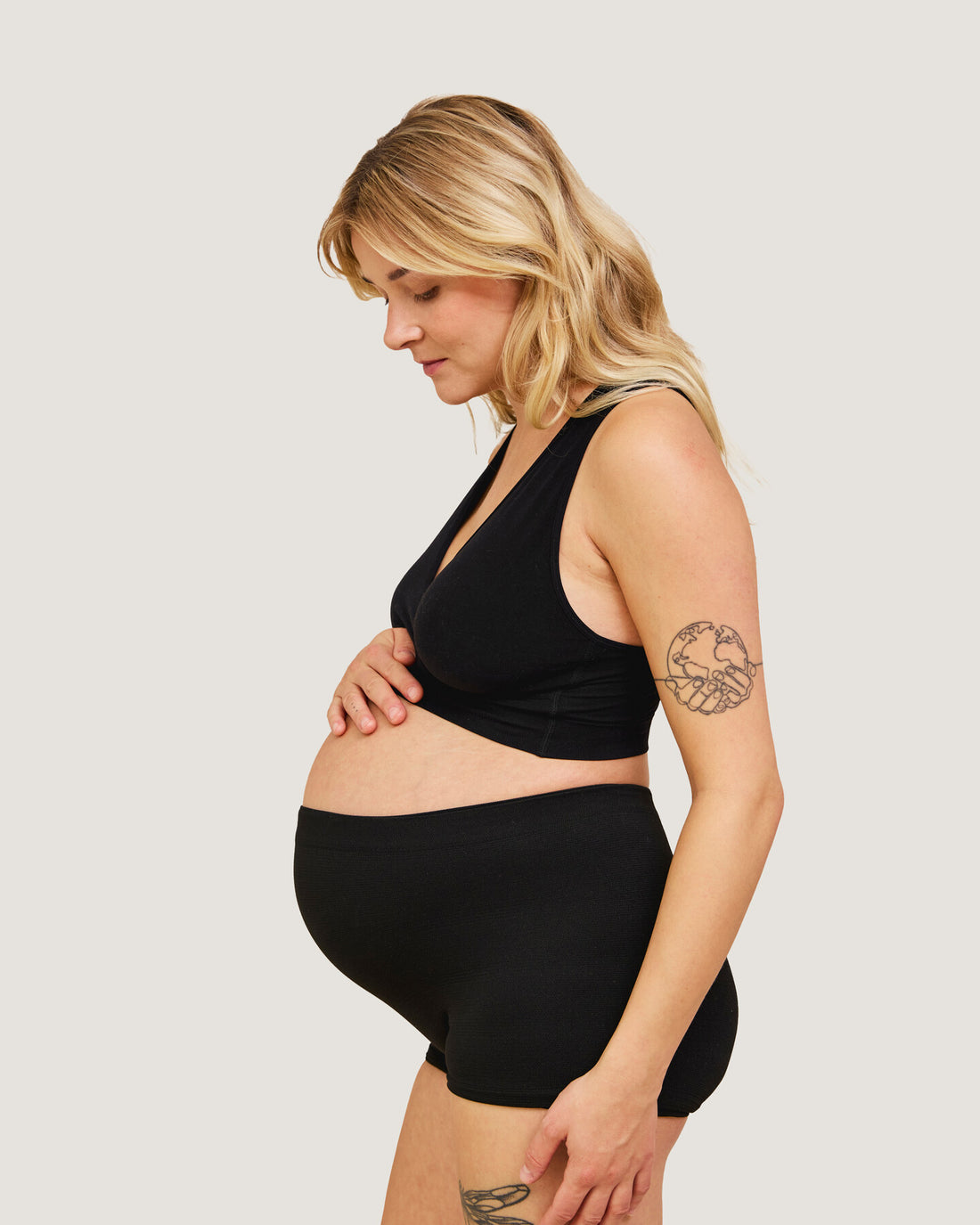 Carriwell hospitalstrusser på gravid kvinde fra siden