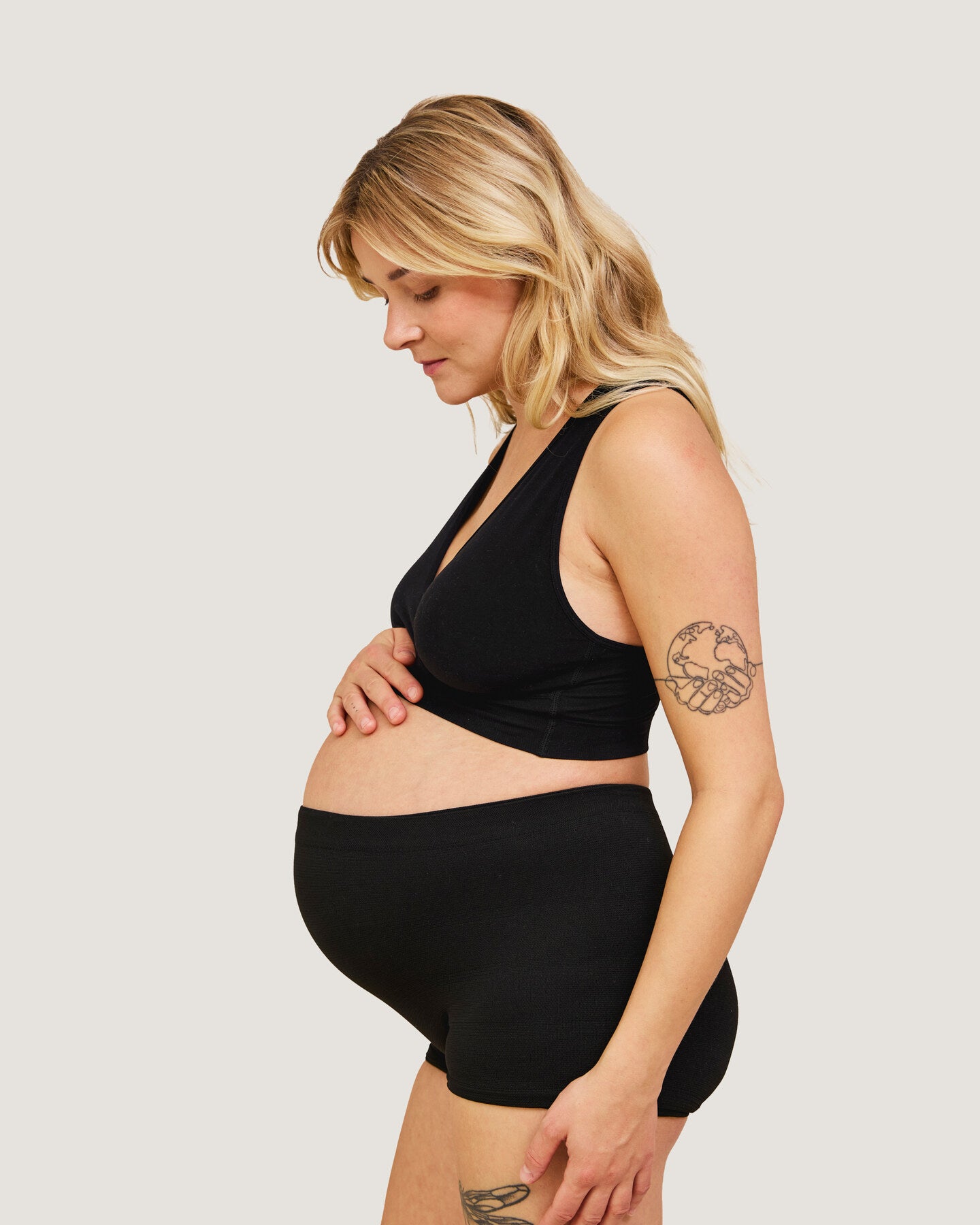 Carriwell sjukhustrosor på gravid kvinna från sidan