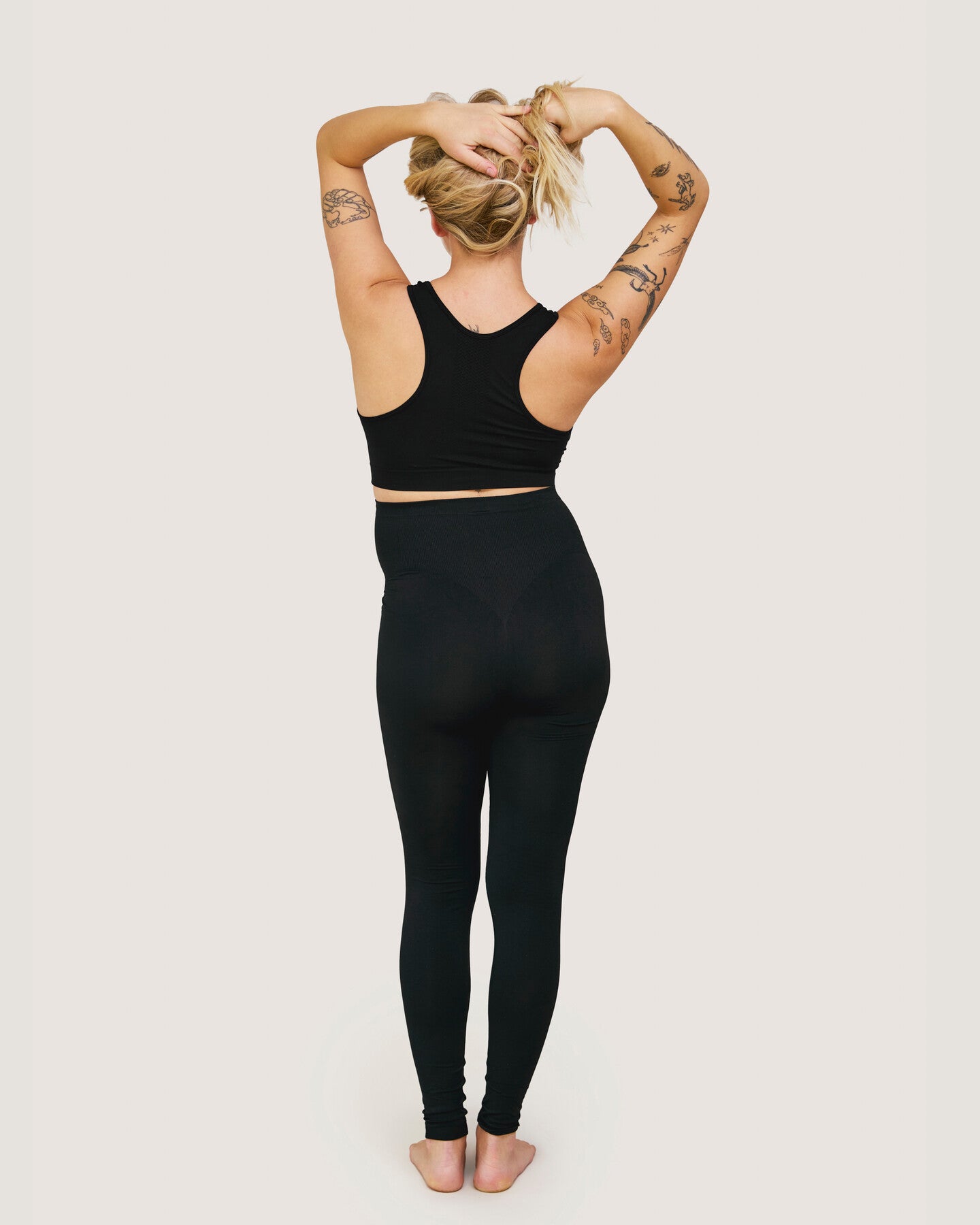 Svarta Carriwell-leggings sedda bakifrån med sömlös formning