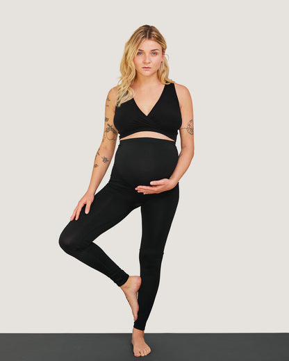 Gravid kvinna gör yoga i Carriwell sömlösa leggings