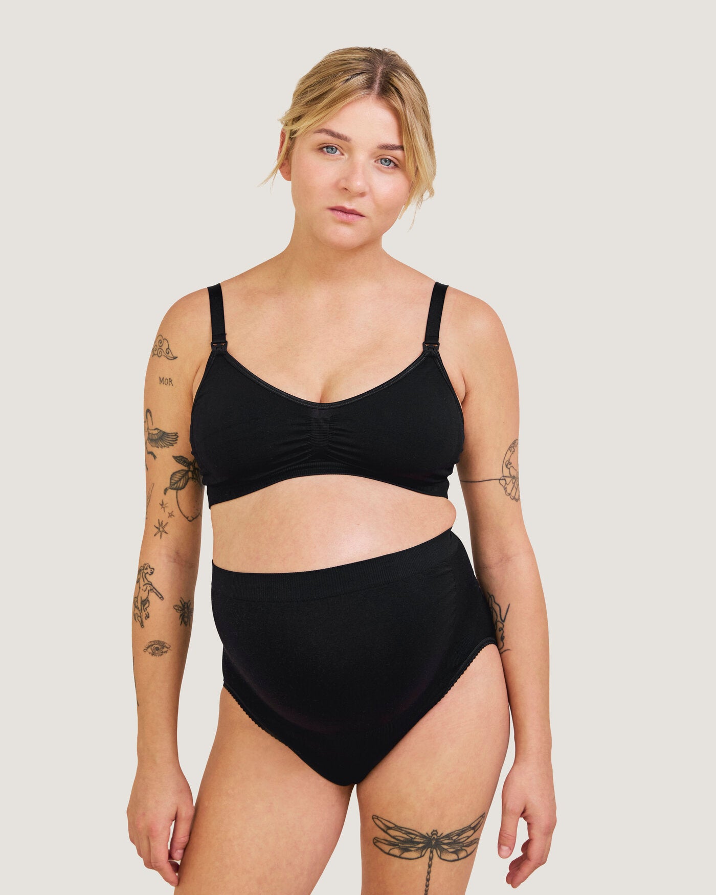 Framifrån av gravid kvinna som bär Carriwell sömlösa stödtrosa i svart