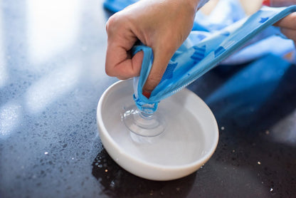 Tidy Tot Hagesmæk med Sugekop (korte ærmer) - Regnbue - Hagesmæk med ærmer - MamaMilla