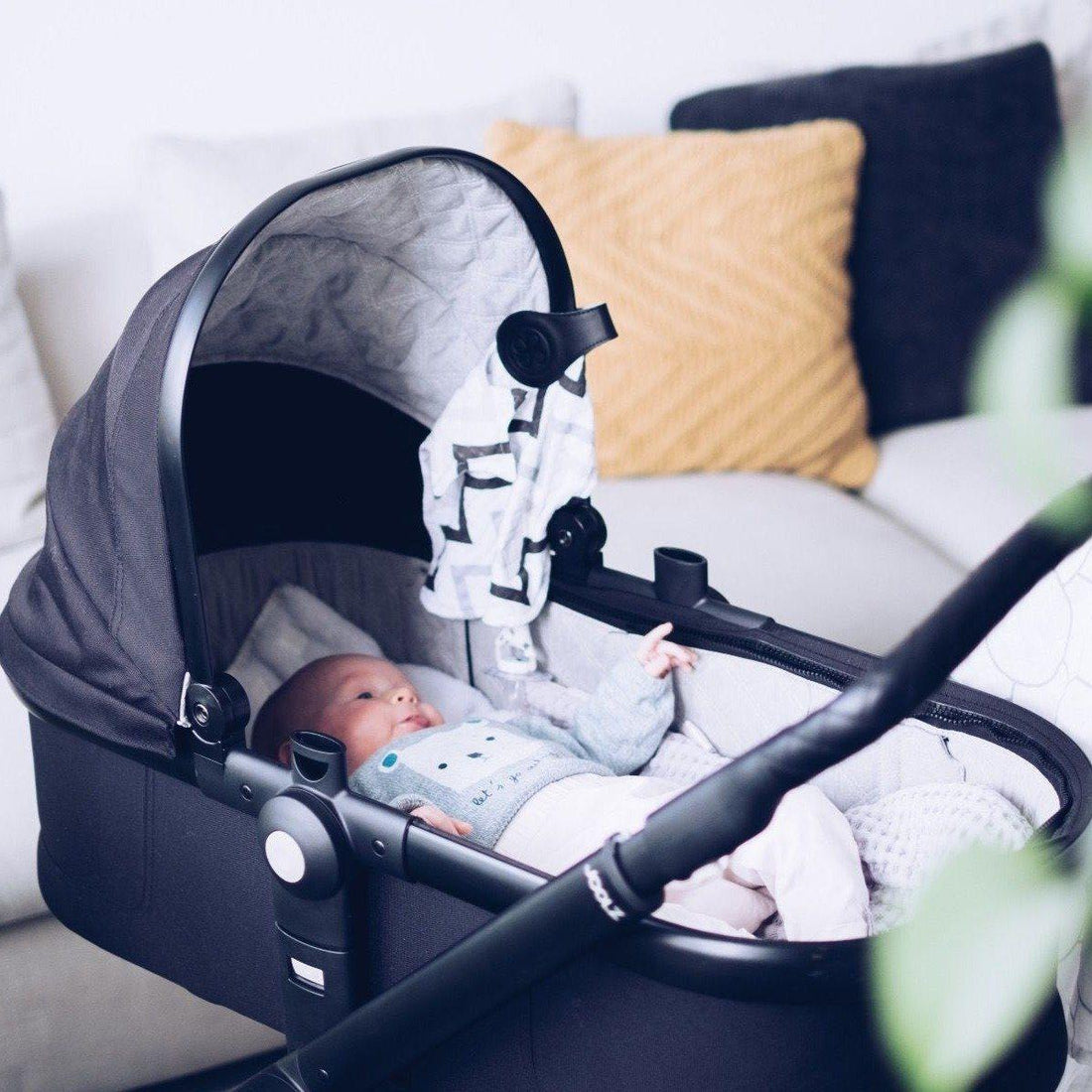 Cloby swaddle och klämma - Svart - Barnvagnstillbehör - MamaMilla