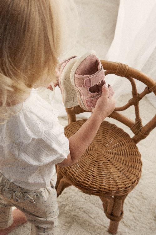 FANTASTISKA lätta sneakers med kardborre och ljus - Misty Rose - skor - MamaMilla