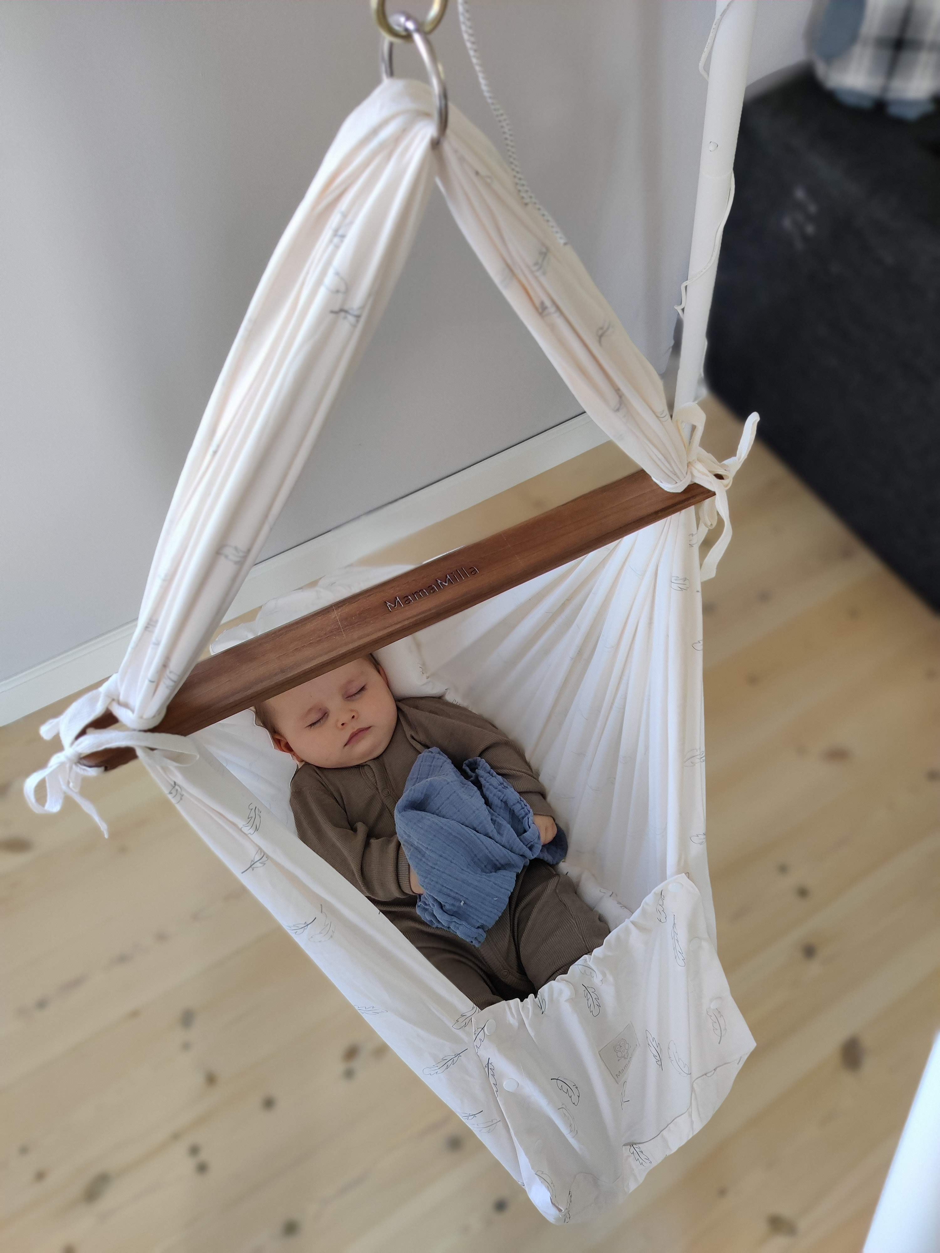 MamaMilla Slingvagga - Blå fjädrar - Slingvagga - MamaMilla