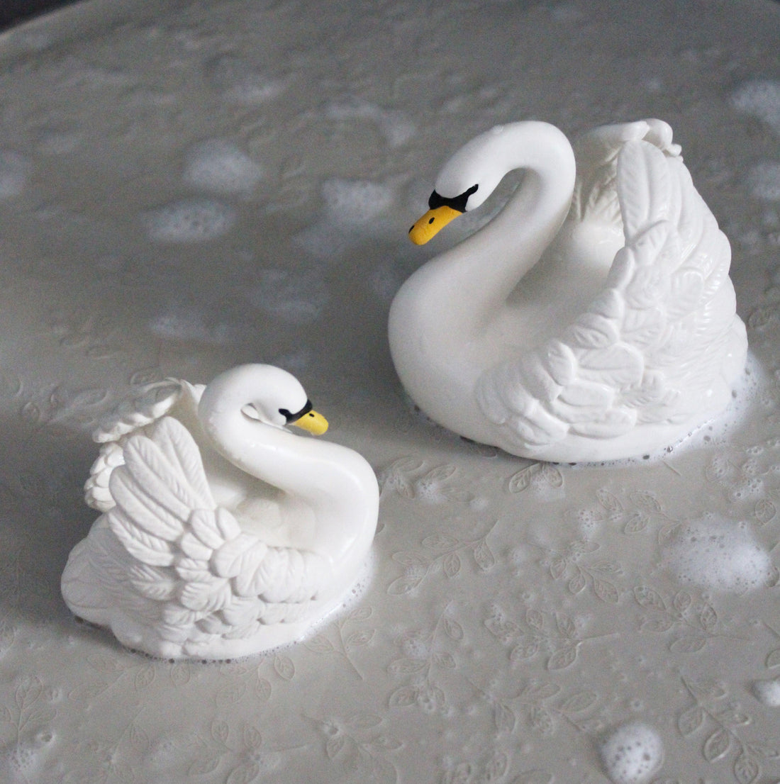 Natruba badleksak i naturgummi - Swan - Large - Badleksak - MamaMilla