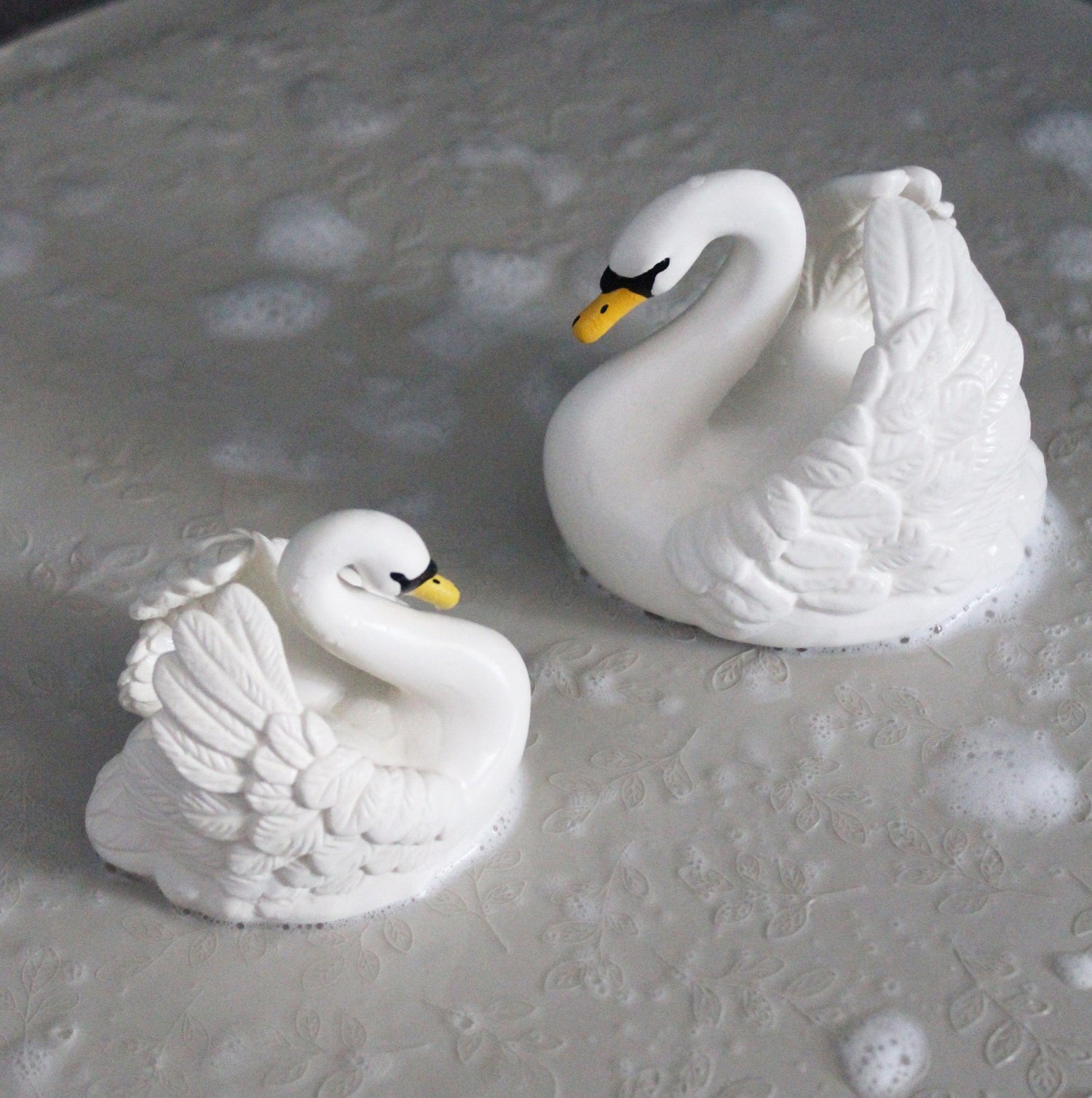 Natruba badleksak i naturgummi - Swan - Large - Badleksak - MamaMilla