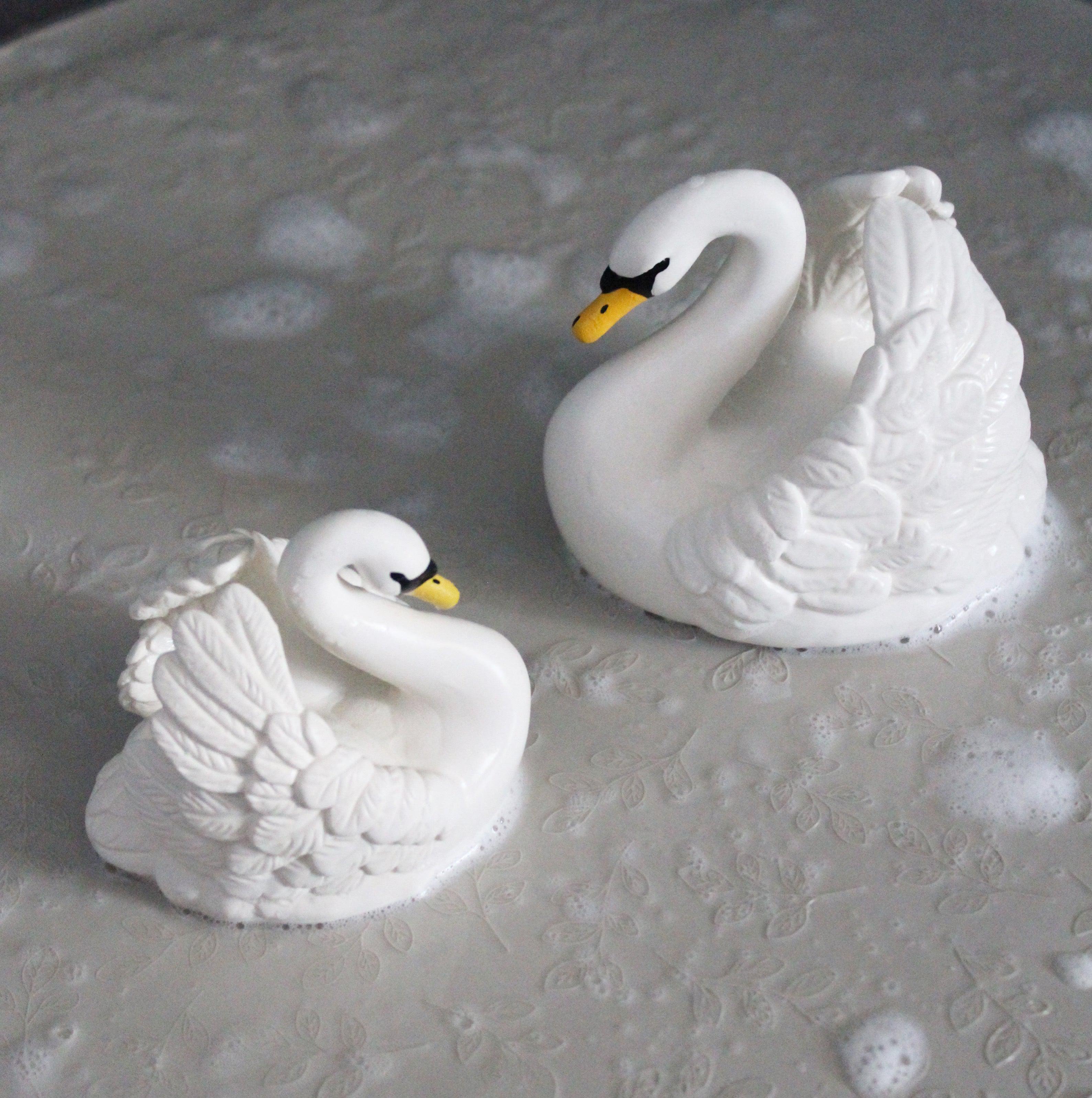 Natruba badleksak i naturgummi - Swan - Large - Badleksak - MamaMilla