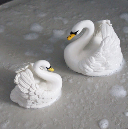 Natruba badleksak i naturgummi - Swan - Large - Badleksak - MamaMilla