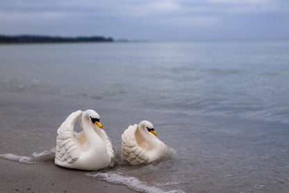 Natruba badleksak i naturgummi - Swan - Large - Badleksak - MamaMilla