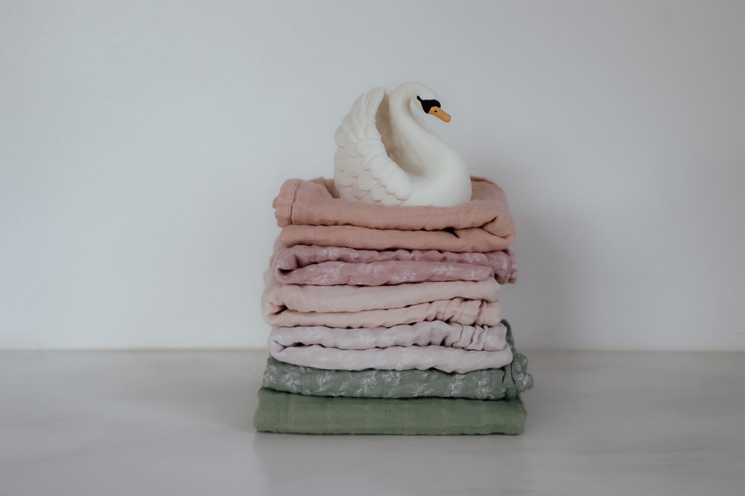 Natruba badleksak i naturgummi - Swan - Large - Badleksak - MamaMilla