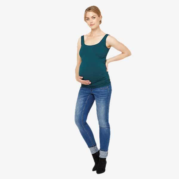 Mamalicious gravidjeans med pärlnubbar - Denim - Gravidkläder - MamaMilla